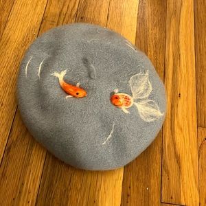 Wool goldfish beret, light blue